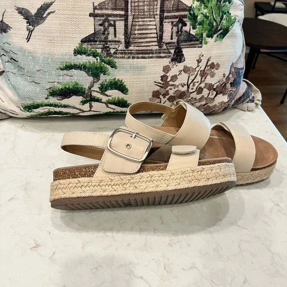 Aetrex Women's Tan Strap Sandals - Picture 3 of 8